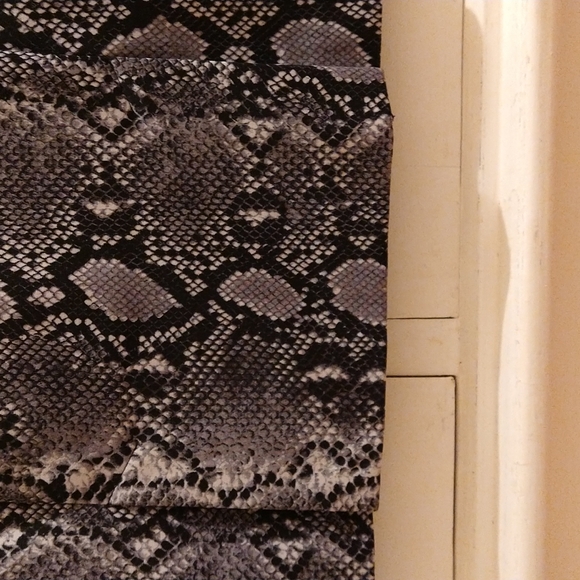 Michael Kors snakeskin print skirt Sz 4P - Picture 5 of 8
